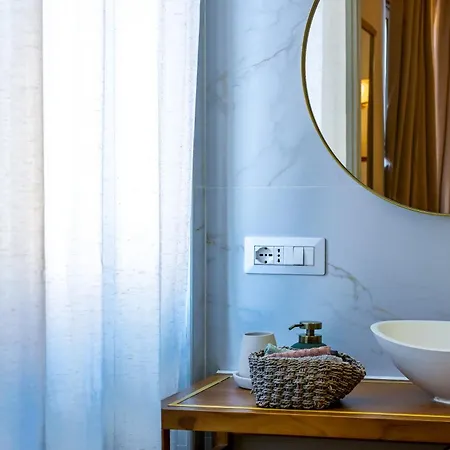 Cozy Downtown 4*