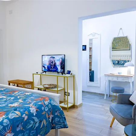 Cozy Downtown 4*